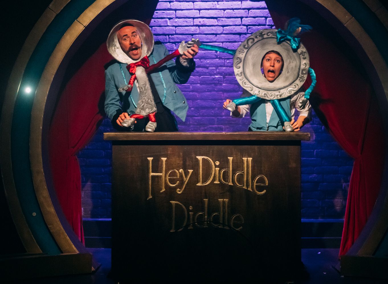 hannah goudie-hunter and jeremy bradshaw in hey diddle diddle. photo von fox promotions.jpg